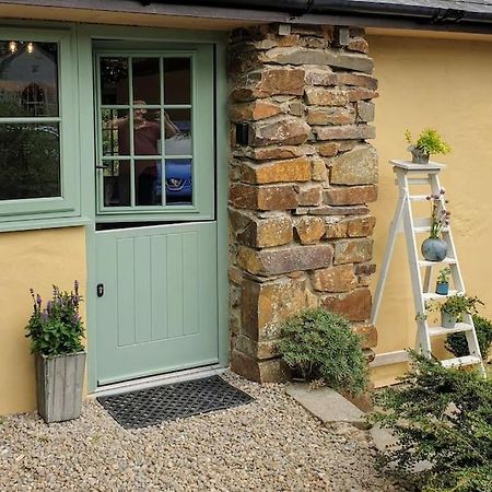 The Bothy Near Tenby, Big Projector Screen, Four-Poster Bed, On-Site Hot Tub Access Via Spa Pack, Breakfast Exteriér fotografie