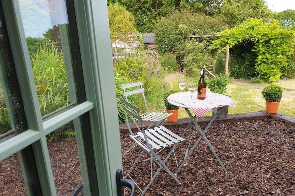 The Bothy Near Tenby, Big Projector Screen, Four-Poster Bed, On-Site Hot Tub Access Via Spa Pack, Breakfast Exteriér fotografie