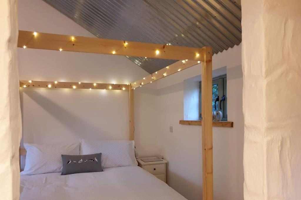 The Bothy Near Tenby, Big Projector Screen, Four-Poster Bed, On-Site Hot Tub Access Via Spa Pack, Breakfast Exteriér fotografie