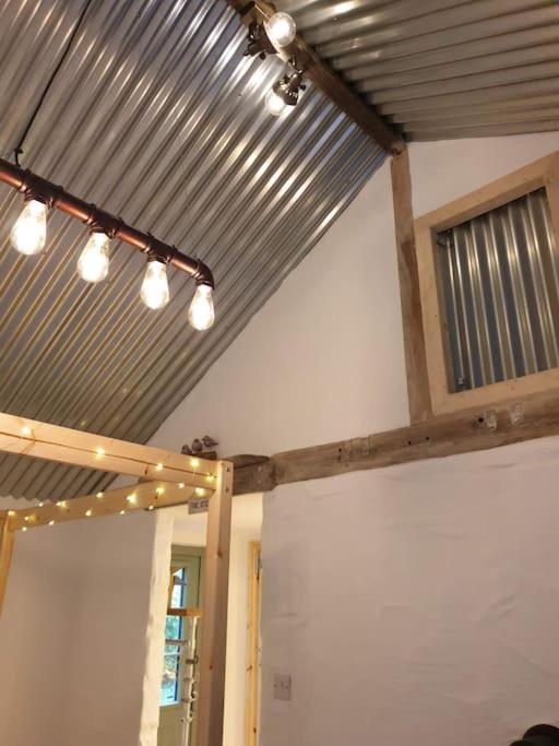 The Bothy Near Tenby, Big Projector Screen, Four-Poster Bed, On-Site Hot Tub Access Via Spa Pack, Breakfast Exteriér fotografie