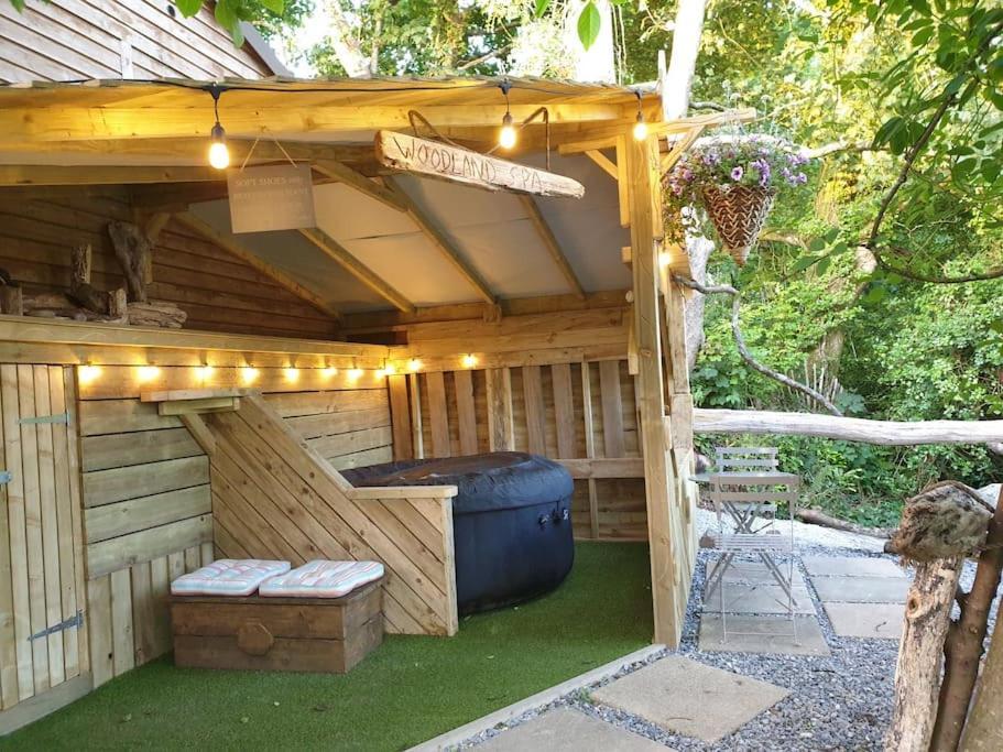 The Bothy Near Tenby, Big Projector Screen, Four-Poster Bed, On-Site Hot Tub Access Via Spa Pack, Breakfast Exteriér fotografie