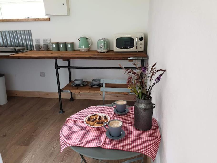 The Bothy Near Tenby, Big Projector Screen, Four-Poster Bed, On-Site Hot Tub Access Via Spa Pack, Breakfast Exteriér fotografie