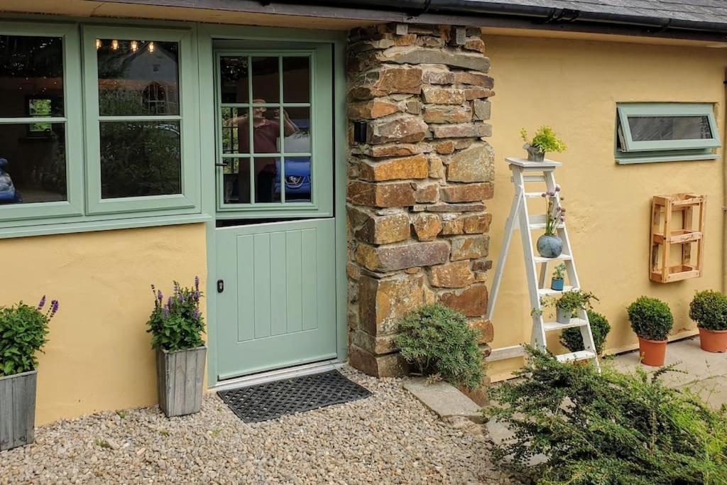 The Bothy Near Tenby, Big Projector Screen, Four-Poster Bed, On-Site Hot Tub Access Via Spa Pack, Breakfast Exteriér fotografie