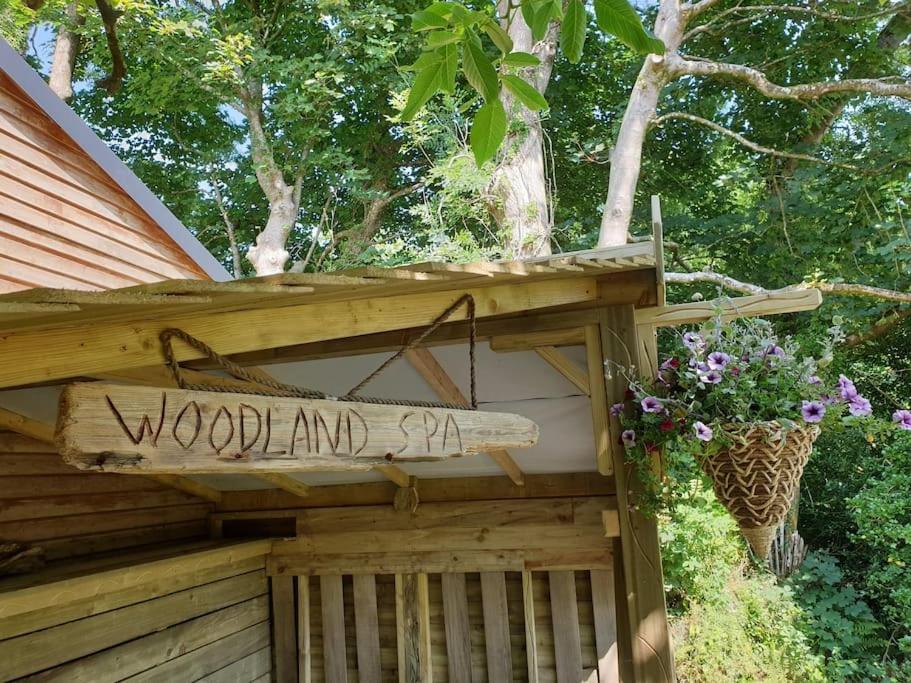 The Bothy Near Tenby, Big Projector Screen, Four-Poster Bed, On-Site Hot Tub Access Via Spa Pack, Breakfast Exteriér fotografie