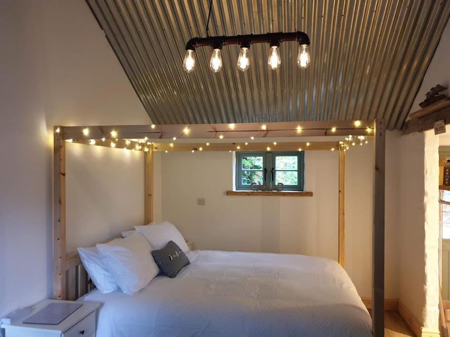The Bothy Near Tenby, Big Projector Screen, Four-Poster Bed, On-Site Hot Tub Access Via Spa Pack, Breakfast Exteriér fotografie