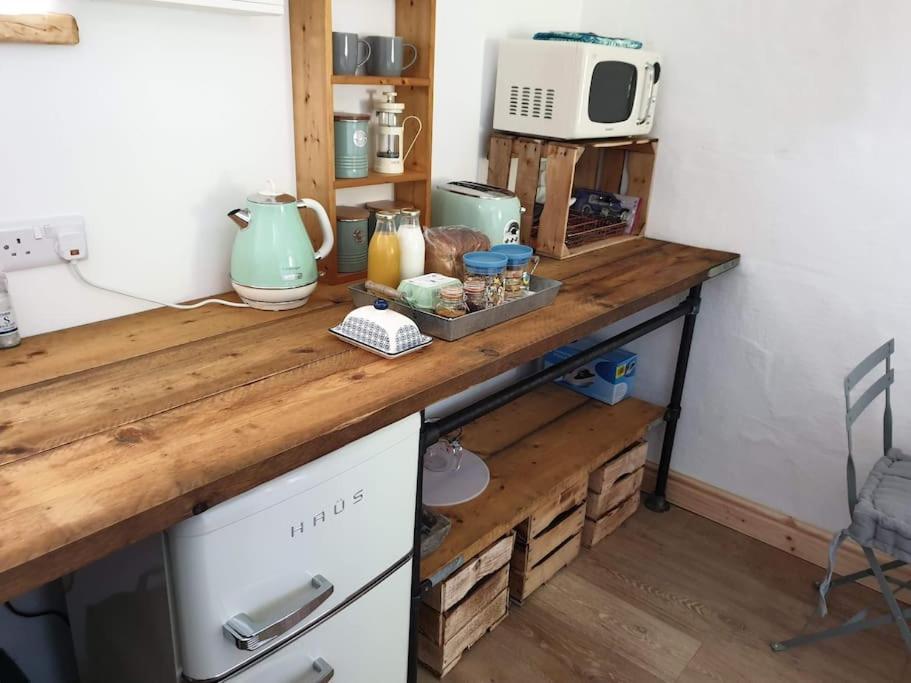 The Bothy Near Tenby, Big Projector Screen, Four-Poster Bed, On-Site Hot Tub Access Via Spa Pack, Breakfast Exteriér fotografie