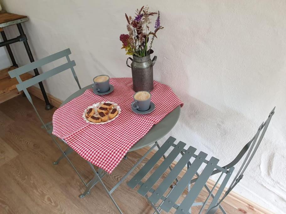 The Bothy Near Tenby, Big Projector Screen, Four-Poster Bed, On-Site Hot Tub Access Via Spa Pack, Breakfast Exteriér fotografie